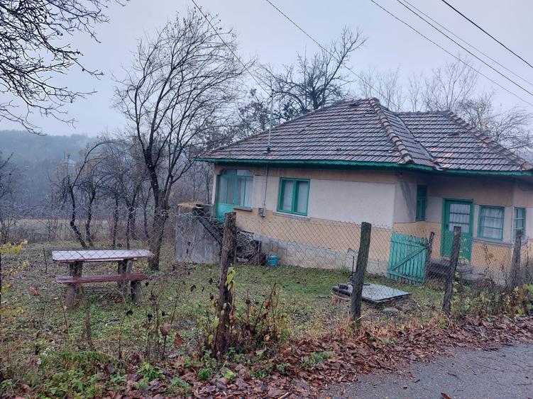 Doua terenuri intravilane in Comuna Teisani de vanzare
