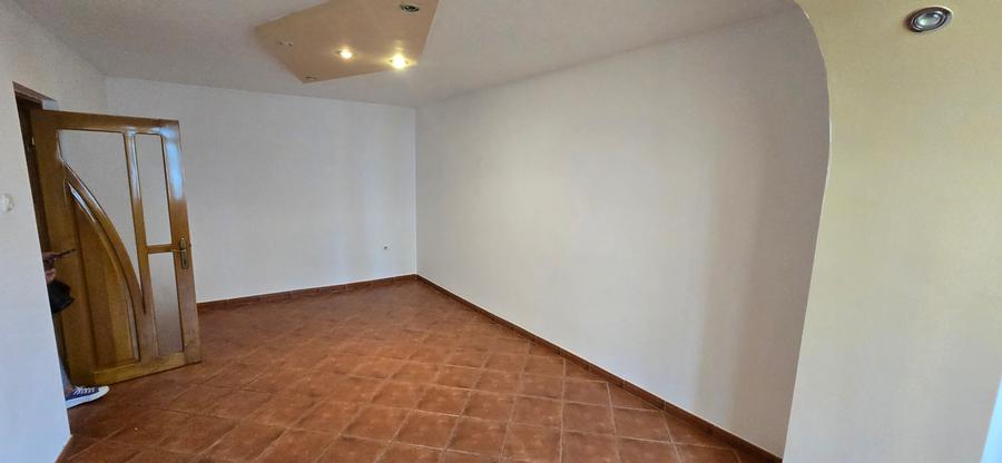 2 camere de vanzare , etaj superior, central Focsani