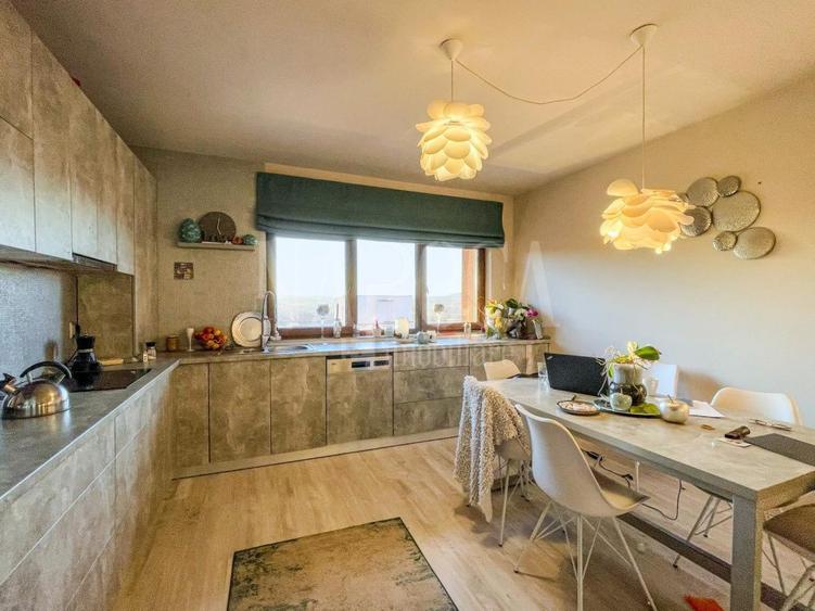 Casa 4 camere de vanzare in Floresti
