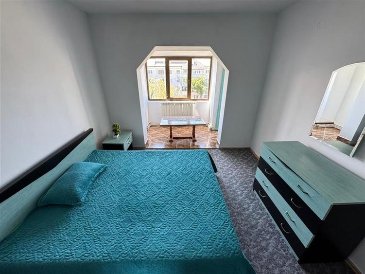 2 cam, hol patrat , logie si balcon, etaj 3 cu acoperis, Piata Moldovei
