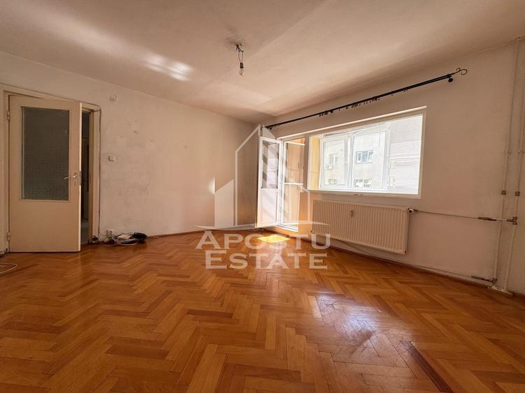 Apartament cu 3 camere, decomantat, etajul 2 , zona Spitalul Judetean