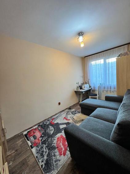 Apartament 3 camere de vanzare zona Sasar
