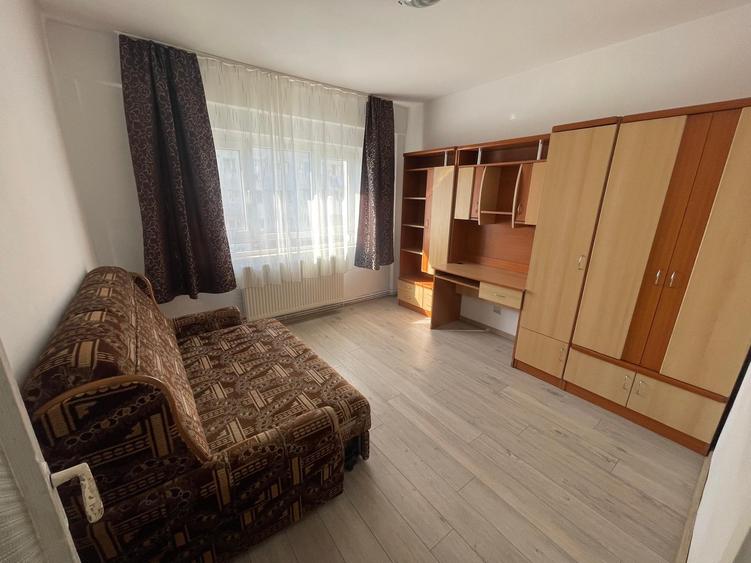 Apartament cu 3 camere decomandat, etaj 7/10, zona Mircea cel Batran