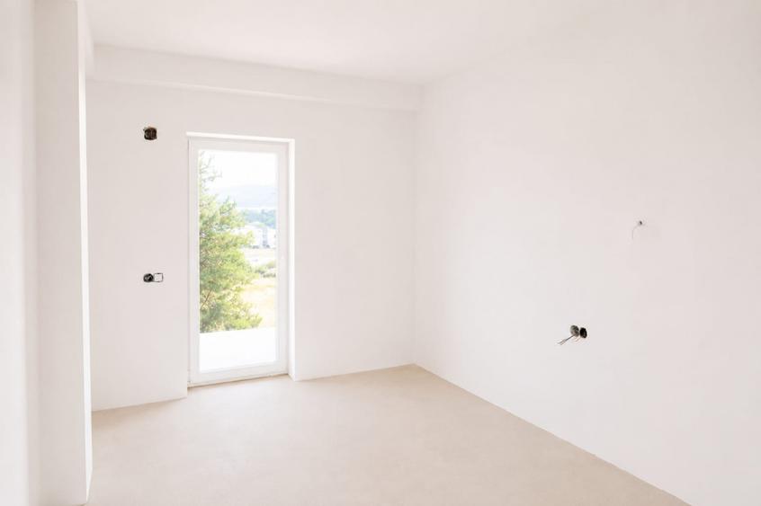 Locuință modernă cu lumină naturală, 2 balcoane și parcare inclusă