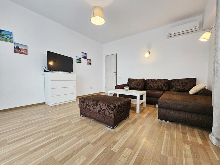 Apartament mare recompartimentat in doua spatii locative