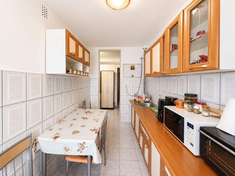 Apartament 3 camere decomandat, zona Alfa, etaj 1, două băi