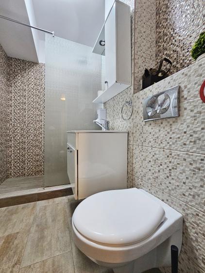 Apartament mare recompartimentat in doua spatii locative