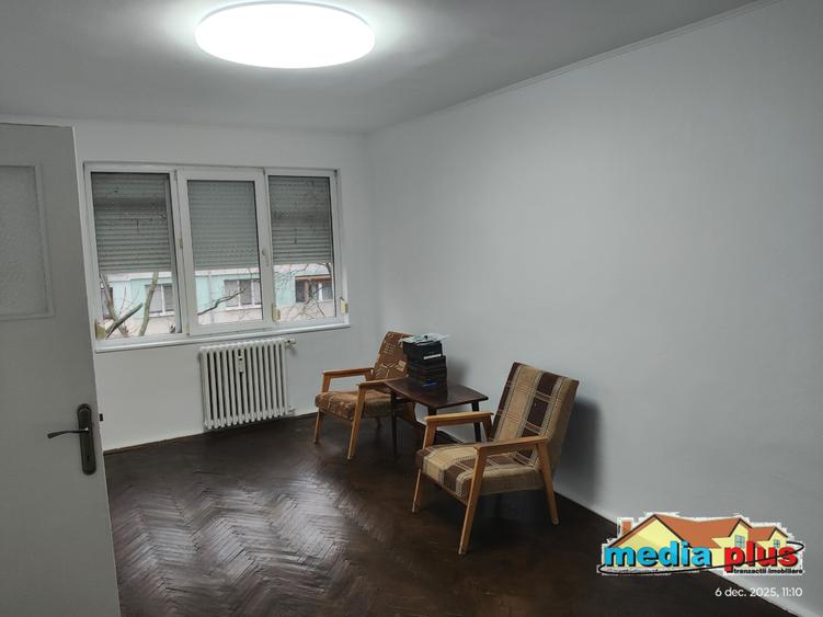 Apartament 3 camere semidecomandat Centru, etaj 3