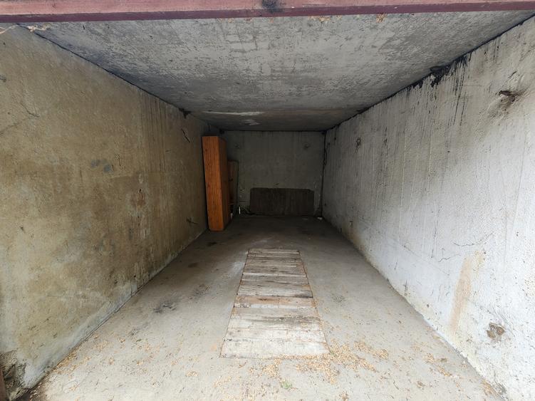 Închiriez apartament cu 3 camere și garaj