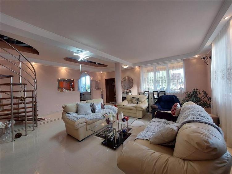 Casa mare pentru 2 familii sau pentru afacere