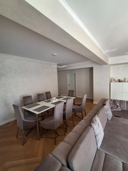 APARTAMENT DEOSEBIT DECEBAL(SPATIOS,DRESSING,2 BALCOANE,LOC DE PARCARE)