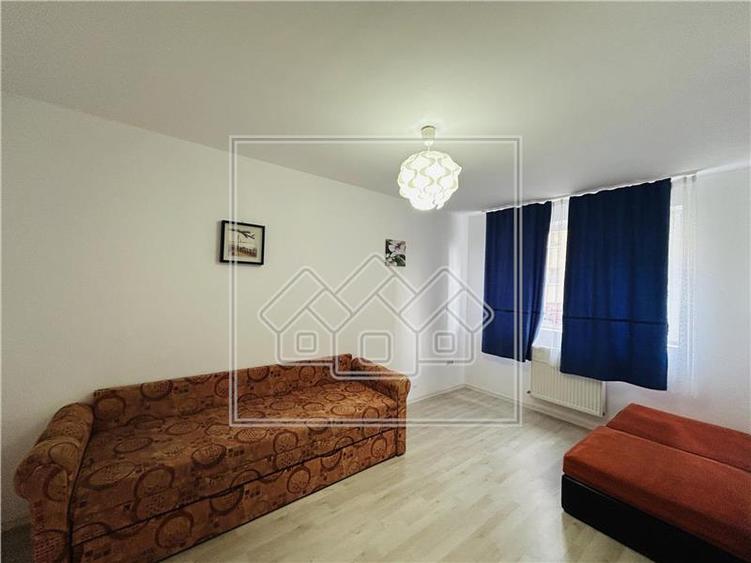 Apartament la cheie, 3 camere, balcon, zona Rahova