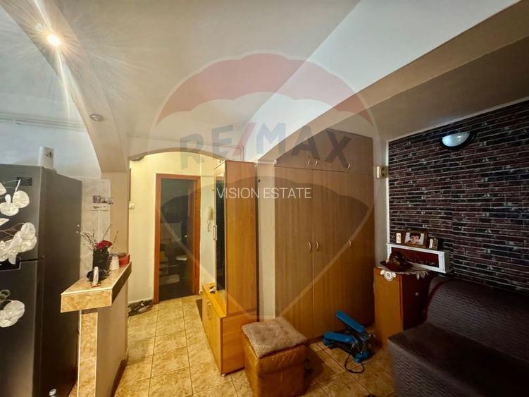 Apartament cu 4 camere de vânzare în zona Craiovita Noua - 2