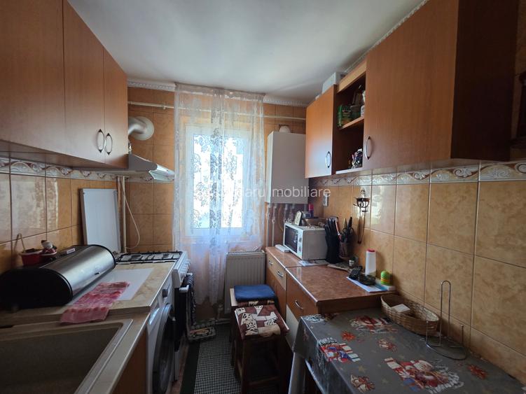 Apartament 3 camere etaj 4 zona liceu Emil Botta Adjud - 9