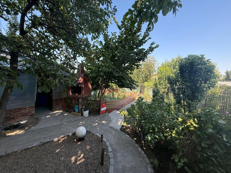 Casă decomandată 3 camere + grădină 450 m², zonă liniștită Galați