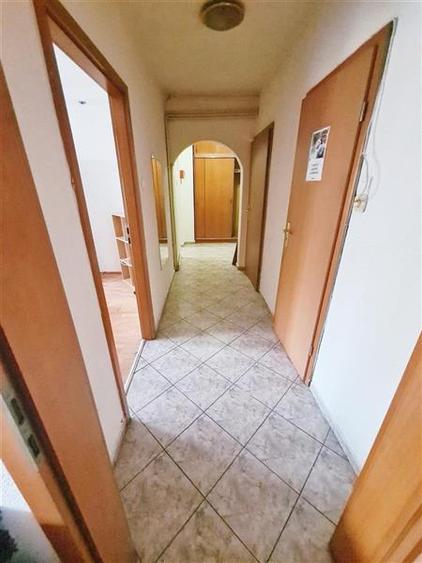 Apartament 2 camere decomandat, etaj intermediar Centrul Civic- str. Toamnei