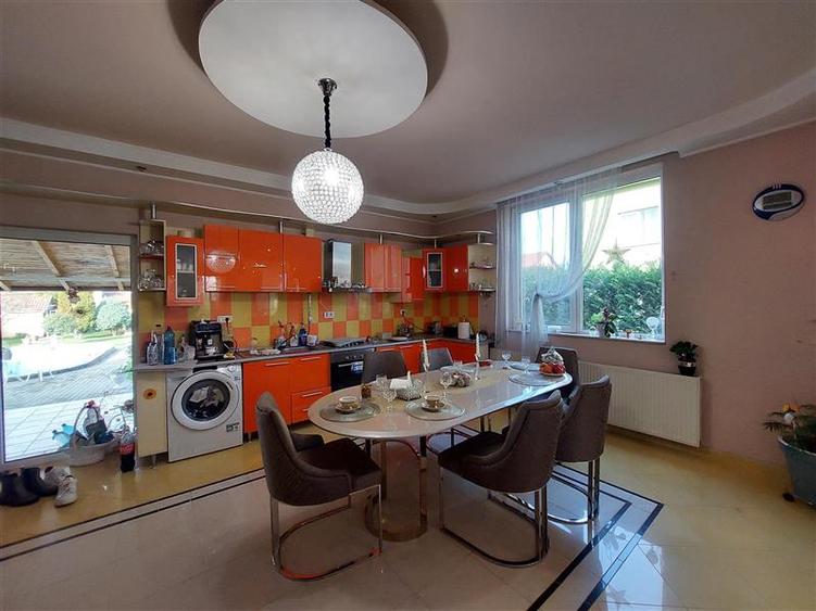Casa mare pentru 2 familii sau pentru afacere