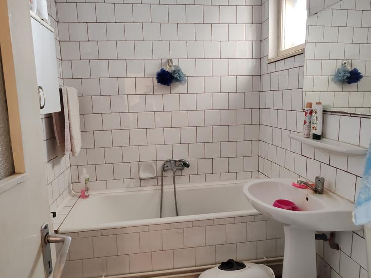 Apartament 3 camere liber la vanzare, pozitie deosebita zona Colinei