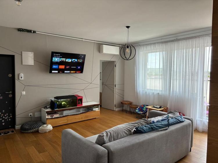 Apartament cu 3 camere semidecomandat în Florești