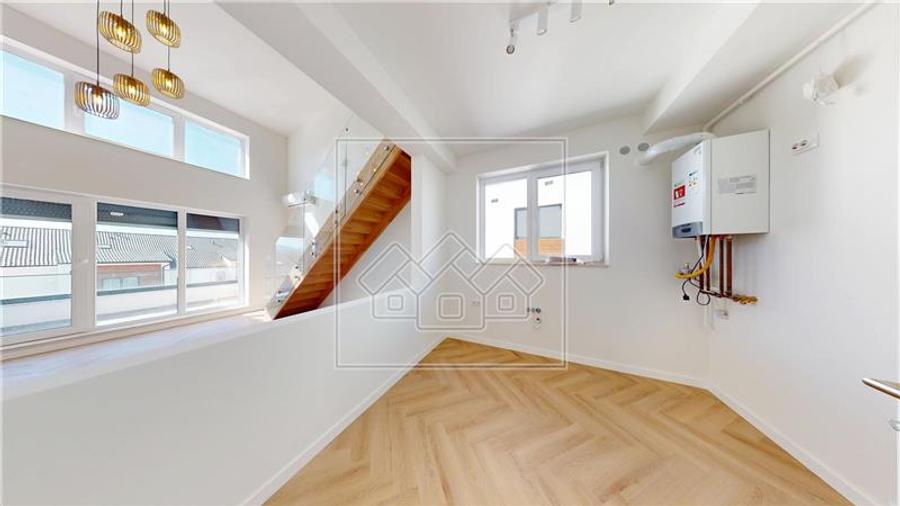 Penthouse cu 4 camere si balcon - 2 bai, intabulat