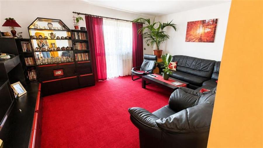 Apartament 3 camere decomandat,2 bai,etaj 5/8 78 mp 2 balcoane, zona Vlahuta-Ge