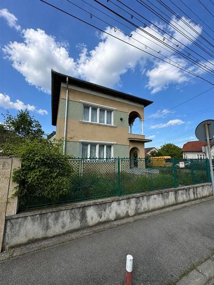 Casa cu 5 camere l 406 MP Teren l Garaj l Andrei Muresanu