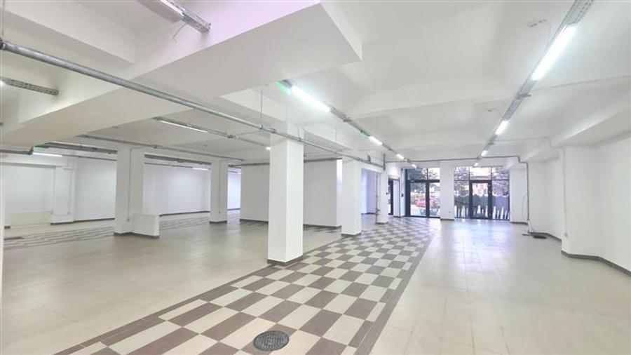 Spatiu comercial 850 mp , Vitrine, artera principala
