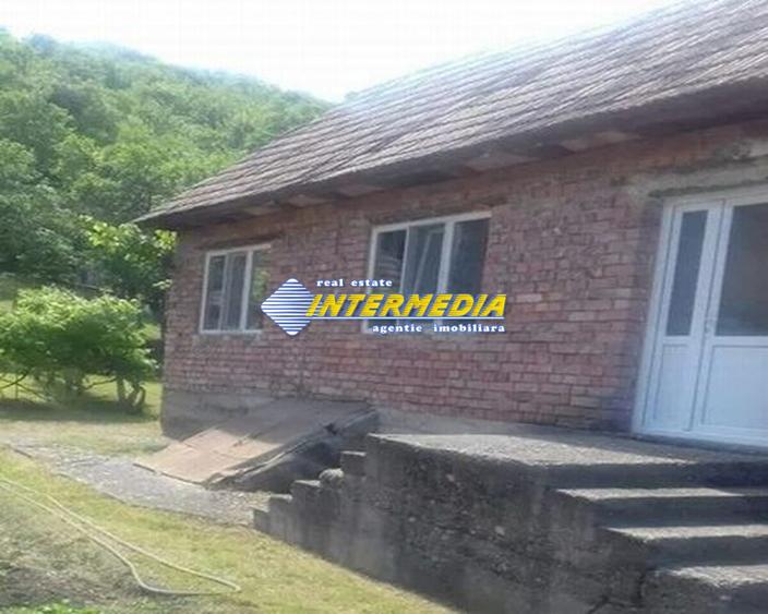 Vand casa pe Parter  cu gradina si teren 2000 mp. si utilitati