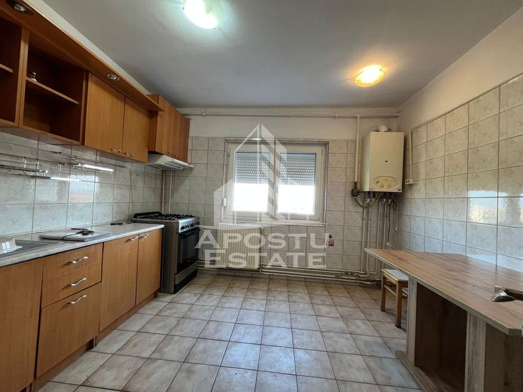 Apartament cu 3 camere, 2 bai, decomandat, centrala proprie, Sagulu
