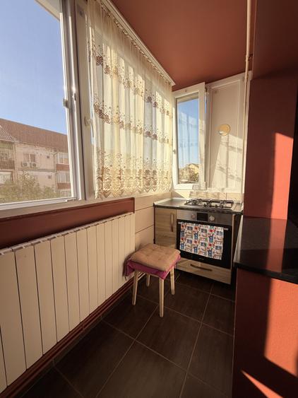 Apartament 4 camere, decomandat mp '70 utili, boxa, 10 mp cu CF etaj 3-Soarelui