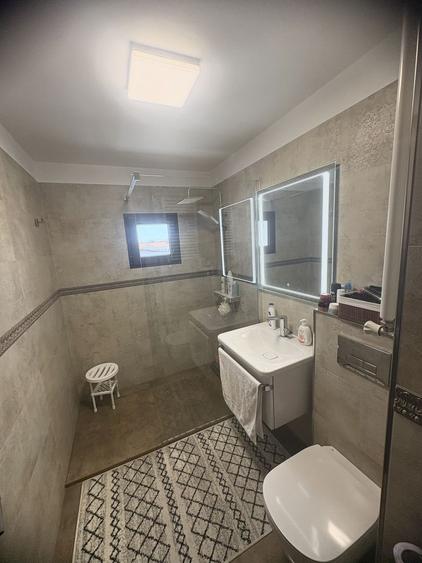 Apartament cu trei camere de vânzare, renovat complet, central