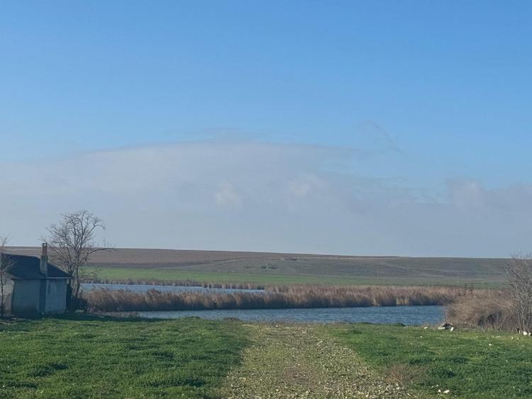 Teren intravilan cu iesire la lacul Corbu
