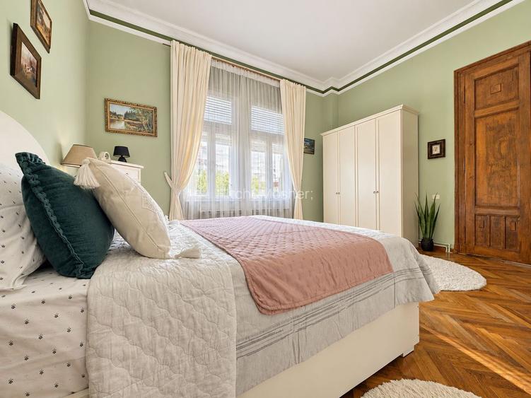 Apartament în Piața Libertății | Clădire istorică, balcon cu vedere spre piață - 9