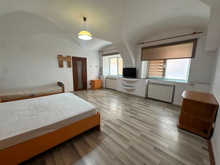Inchiriez garsoniera la casa in centrul Brasovului, disponibila imediat