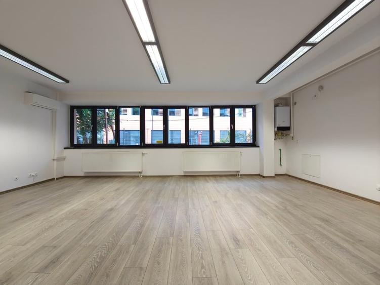 Spatiu birouri luminos, modern, cladire noua, parcare