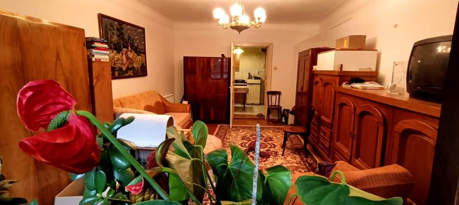 Apartament cu pod mansardabil in casa ingrijita - Piata Sfatului , Republicii