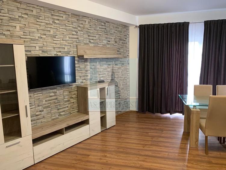 De vanzare apartament 3 camere/ zona Tractorul