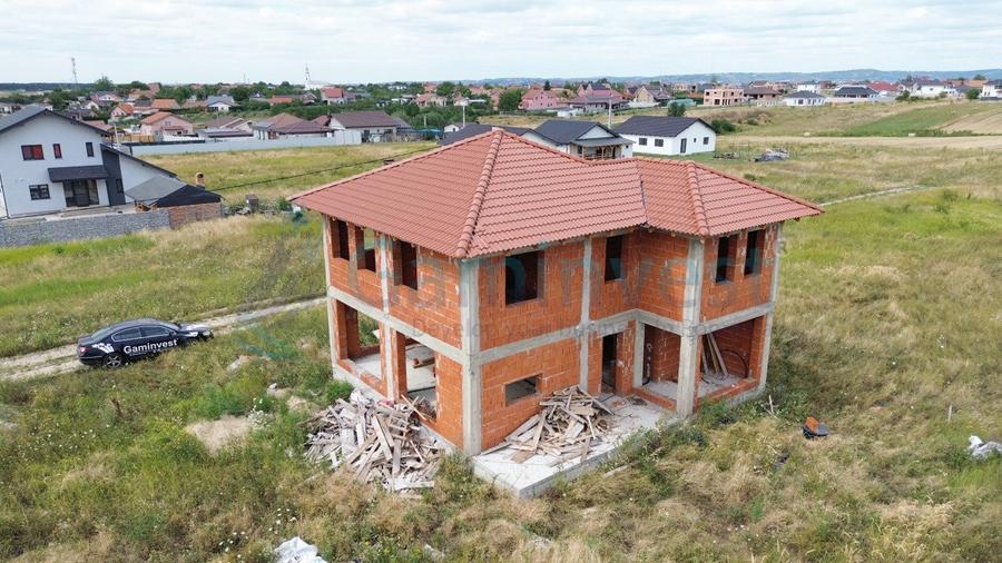 Casa spatioasa cu etaj la rosu de vanzare, Cihei, Bihor