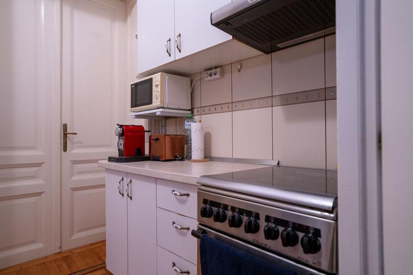 Apartament central de vânzare – la curte comună - Oradea