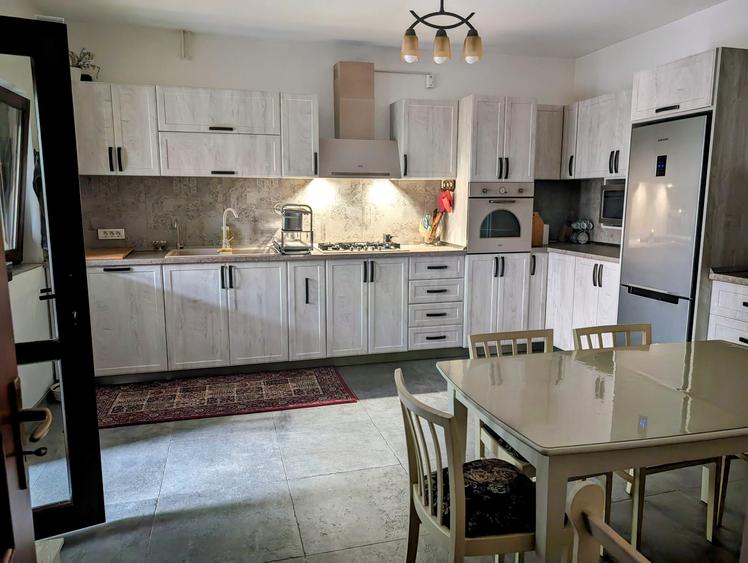 Bazilescu,D+P+E+M,parc/Metrou-5 min.pe jos,5 camere+subsol+mansarda,negociabil