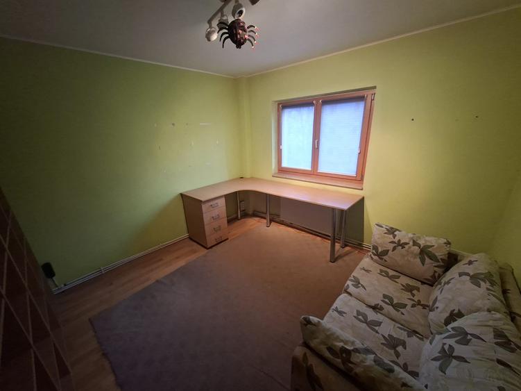 Apartament cu 3 camere decomandat, etajul 3/4, zona Nicolina