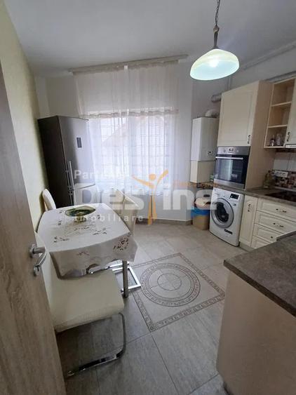 Apartament cu 2 camere decomandat, etajul 1 balcon si loc de parcare, Tractorul