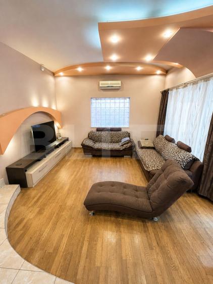 Casa de vanzare cu 5 camere, 298 mp, Cartierul Rogerius