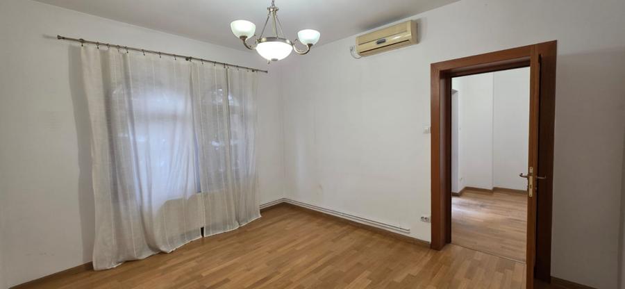 Casa / Curte/ Unirii/ Centrala/ Parcare