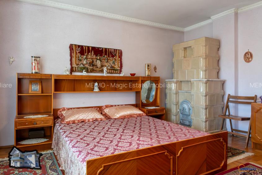 Casă cu etaj în Agăș, eleganță clasică și mobilă sculptată manual în lemn masiv - 11