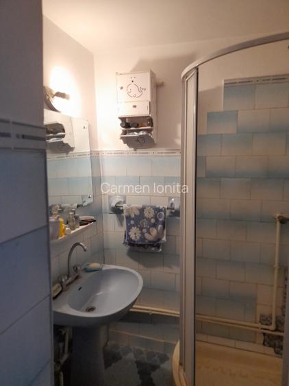 Vând apartament cu 3 camere, central - 4