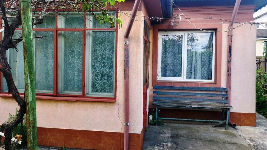 Casă cu 3 camere, garaj și anexe, teren 540 mp, zonă liniștită, fără trafic