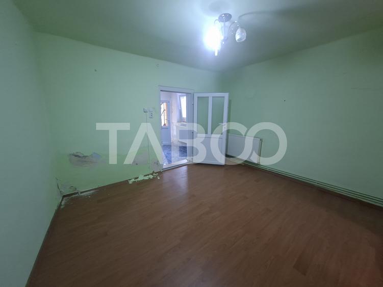 Apartament la casa de vanzare 2 camere garaj curte comuna cu 2 vecini