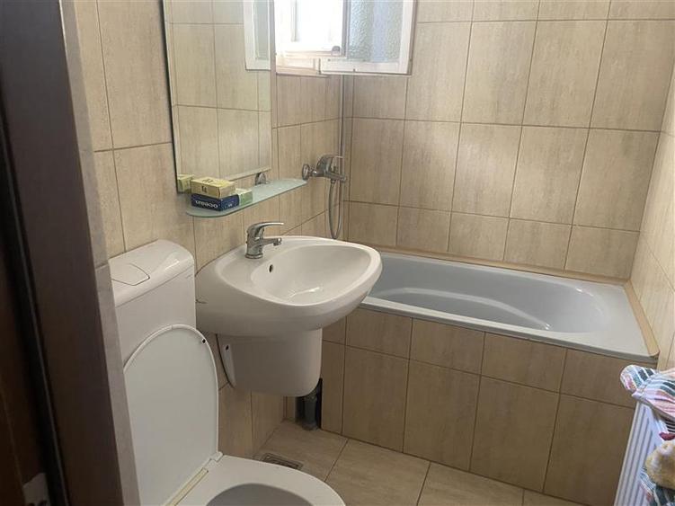 Apartament 4 camere , zona cartier Sud , et 1 , 60 mp , liber