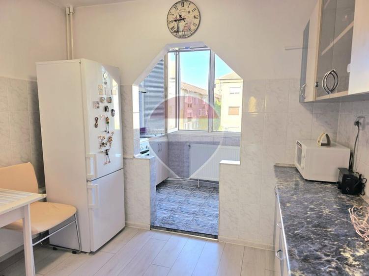 De închiriat apartament cu 3 camere Strada Aluminei Rogerius